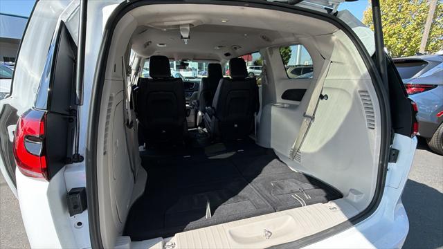 2024 Chrysler Pacifica Hybrid Select