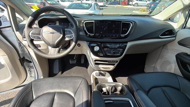 2024 Chrysler Pacifica Hybrid Select