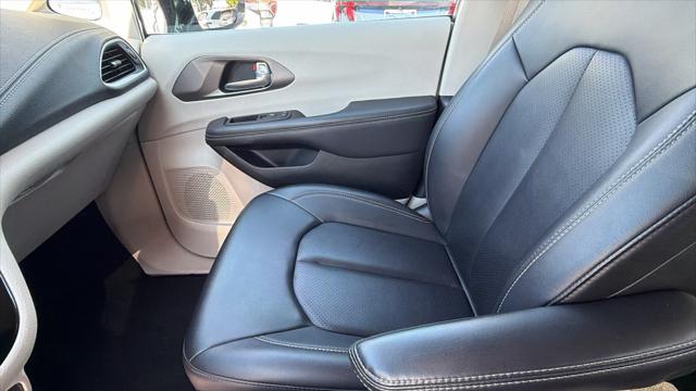 2024 Chrysler Pacifica Hybrid Select