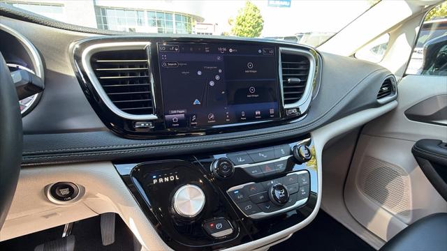 2024 Chrysler Pacifica Hybrid Select