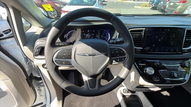 2024 Chrysler Pacifica Hybrid Select