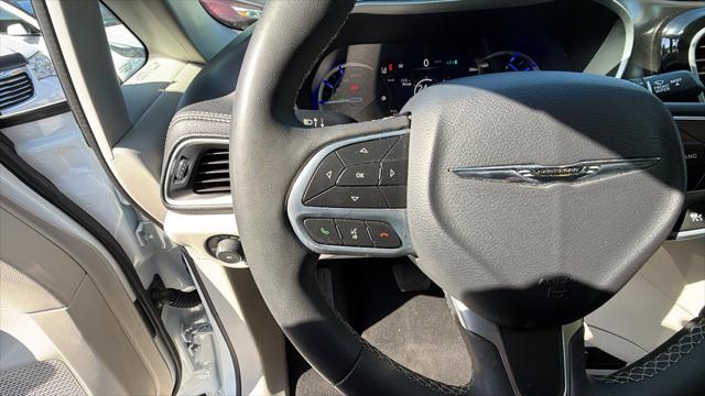 2024 Chrysler Pacifica Hybrid Select