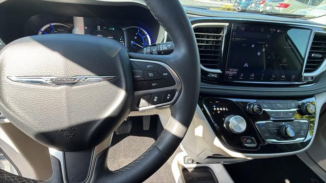 2024 Chrysler Pacifica Hybrid Select