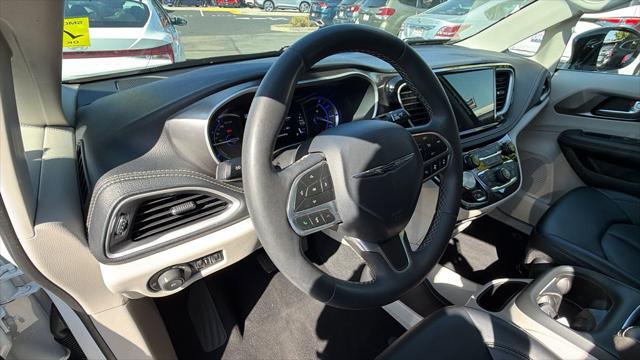 2024 Chrysler Pacifica Hybrid Select