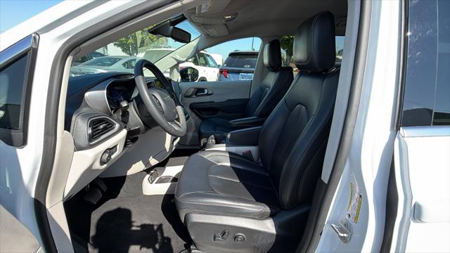 2024 Chrysler Pacifica Hybrid Select