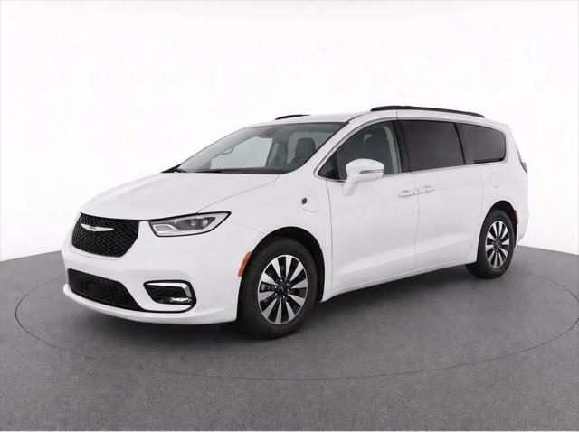 2022 Chrysler Pacifica Hybrid Touring L for sale in Woburn, MA