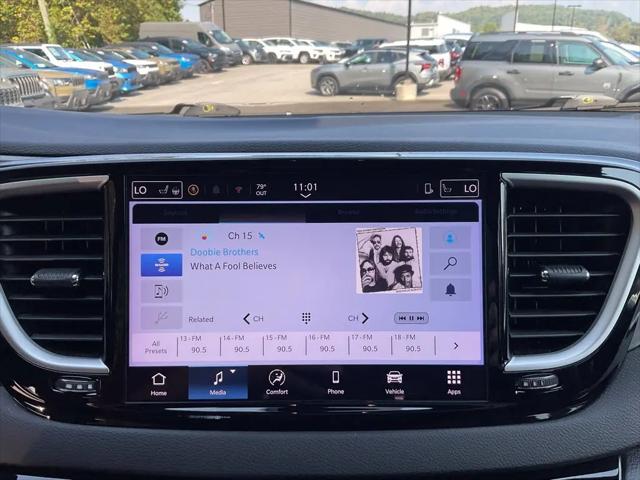 2025 Chrysler Pacifica Select
