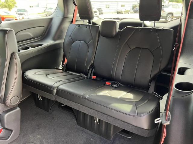 2027 Chrysler Pacifica Select AWD