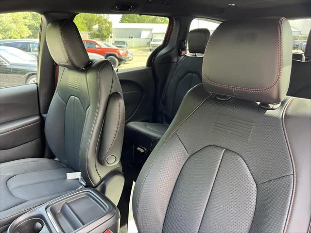 2027 Chrysler Pacifica Select AWD
