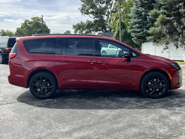 2027 Chrysler Pacifica Select AWD