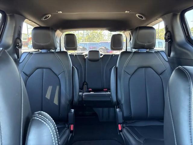 2027 Chrysler Pacifica Select