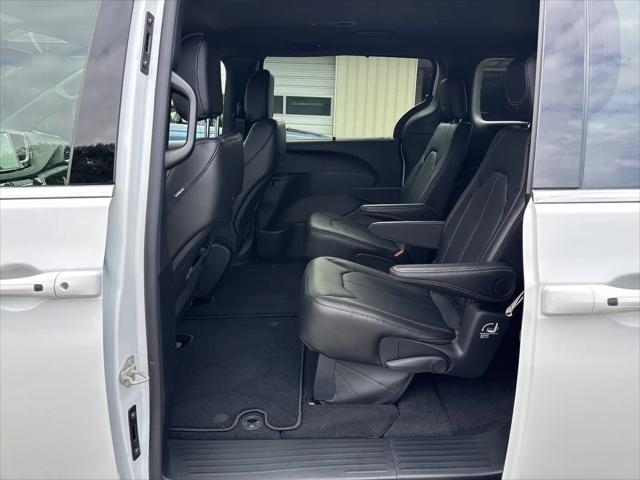2027 Chrysler Pacifica LX