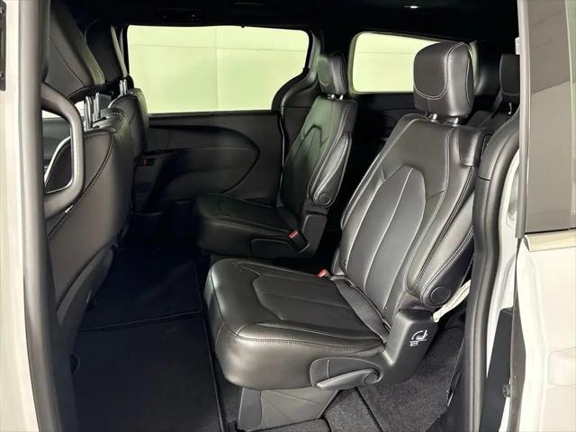 2027 Chrysler Pacifica LX