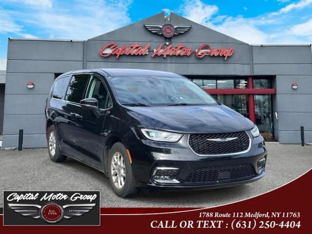 2023 Chrysler Pacifica Touring L for sale in Medford, NY