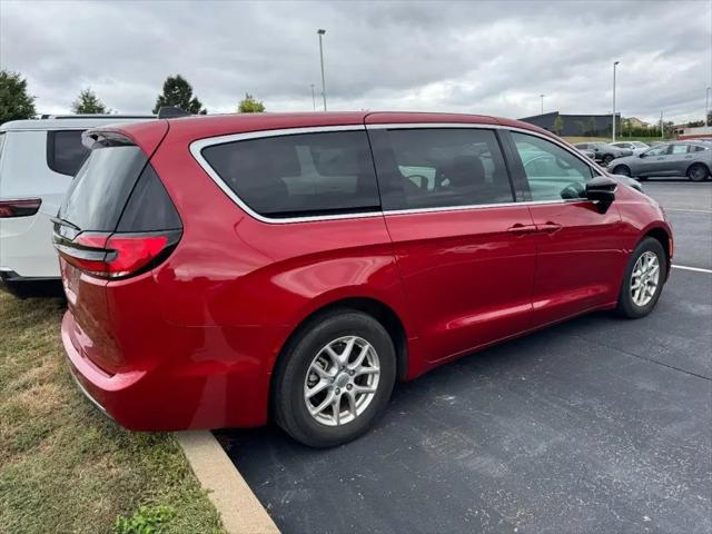 2025 Chrysler Pacifica Select