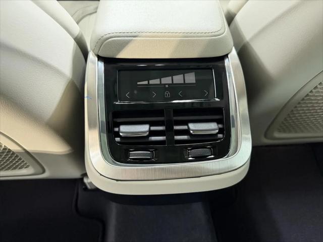 2023 Volvo XC60 B5 Ultimate Bright Theme