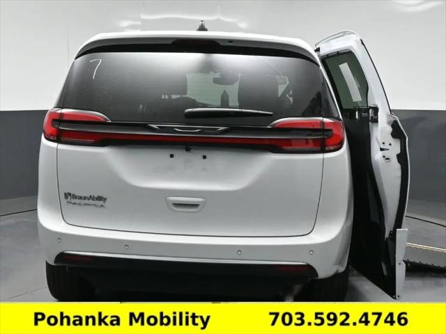 2027 Chrysler Pacifica Select