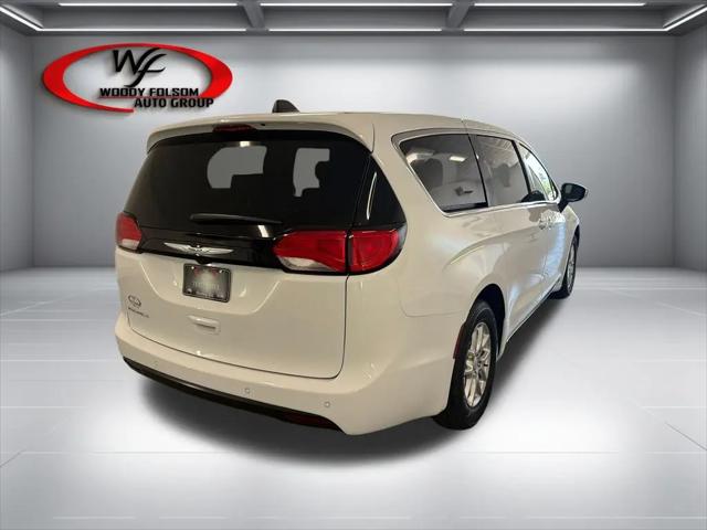 2027 Chrysler Pacifica LX