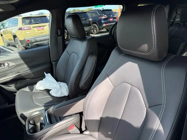 2027 Chrysler Pacifica Select AWD
