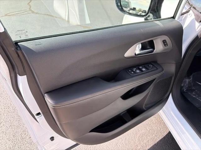2027 Chrysler Pacifica Select AWD