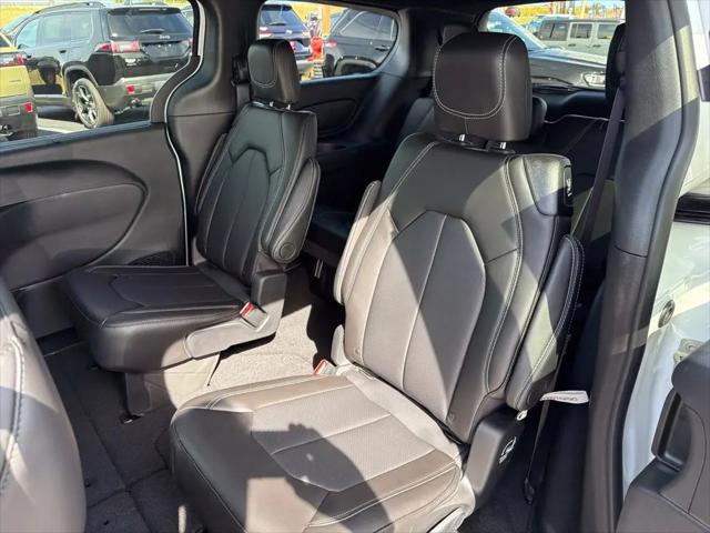 2027 Chrysler Pacifica Select AWD