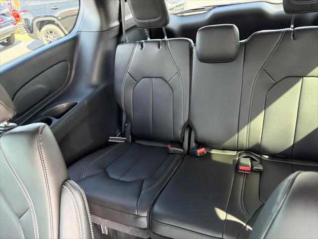 2027 Chrysler Pacifica Select AWD
