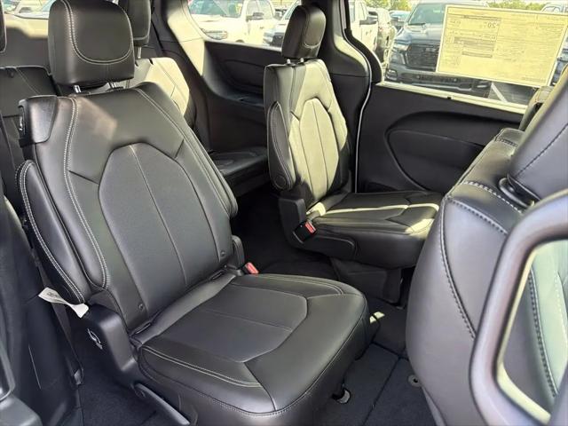 2027 Chrysler Pacifica Select AWD