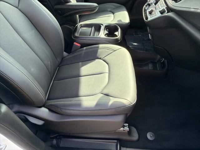 2027 Chrysler Pacifica Select AWD