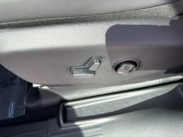 2027 Chrysler Pacifica Select AWD