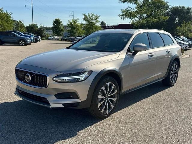 2025 Volvo V90 Cross Country Plus, B6 AWD Gas mild hybrid for sale in Madison, WI