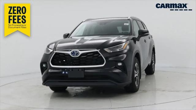 2022 Toyota Highlander Hybrid XLE for sale in Waukesha, WI