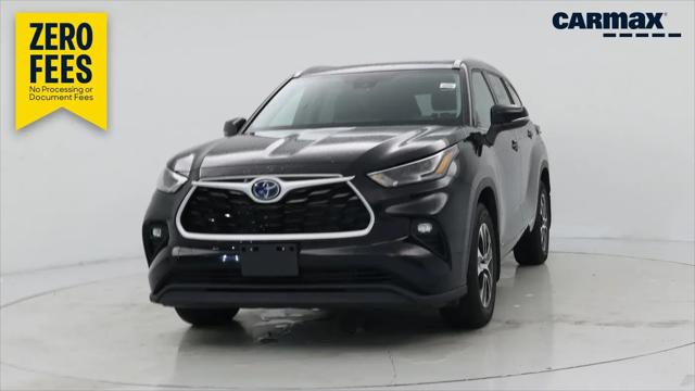 2022 Toyota Highlander Hybrid XLE for sale in Waukesha, WI