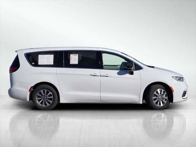 2024 Chrysler Pacifica Hybrid Select