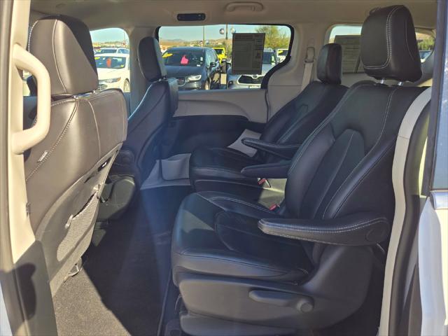 2024 Chrysler Pacifica Hybrid Select