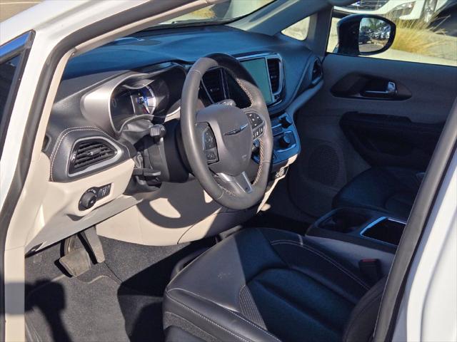 2024 Chrysler Pacifica Hybrid Select