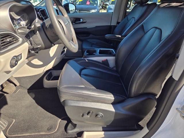 2024 Chrysler Pacifica Hybrid Select