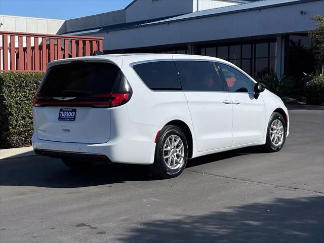 2025 Chrysler Pacifica Select
