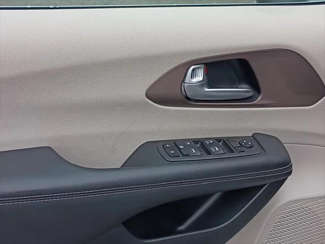 2024 Chrysler Voyager LX