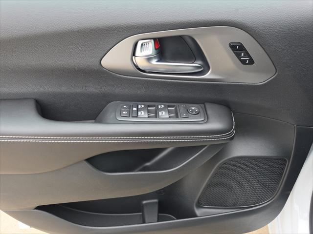 2027 Chrysler Pacifica Select AWD