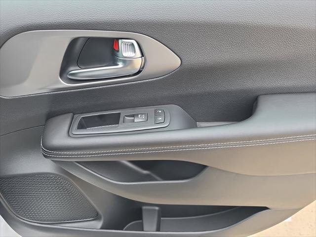2027 Chrysler Pacifica Select AWD