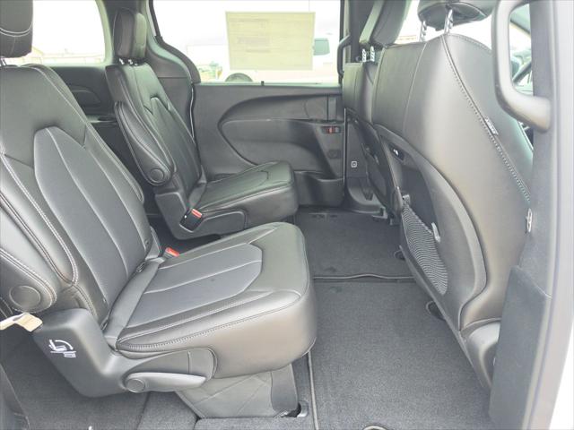 2027 Chrysler Pacifica Select AWD