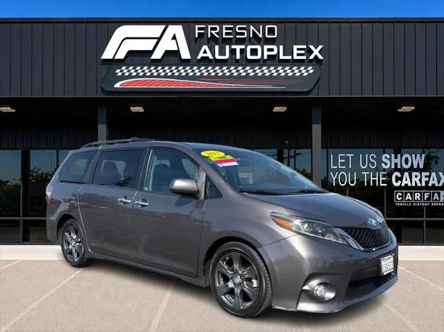 2017 Toyota Sienna SE 8 Passenger for sale in Fresno, CA