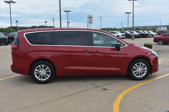 2027 Chrysler Pacifica Select
