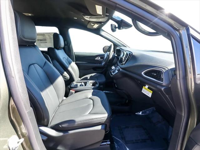 2027 Chrysler Pacifica Select AWD