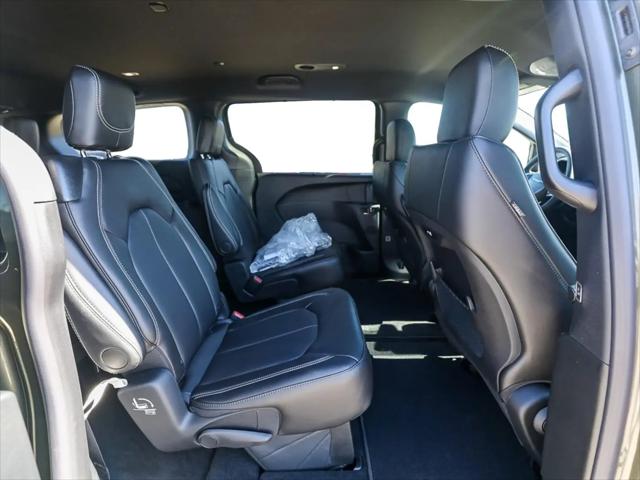 2027 Chrysler Pacifica Select AWD