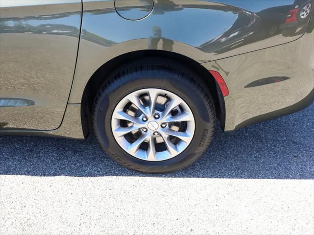 2027 Chrysler Pacifica Select AWD