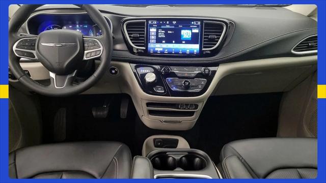 2024 Chrysler Pacifica Hybrid Select