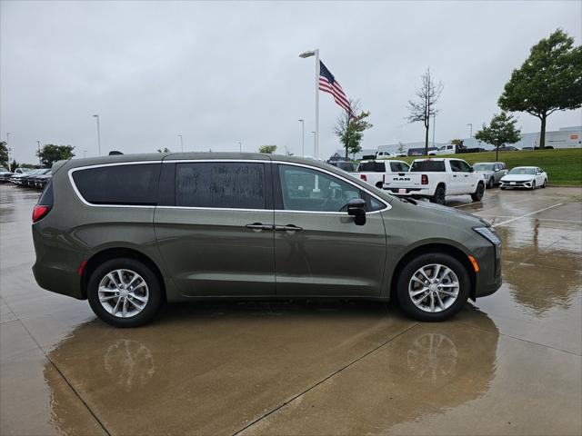 2027 Chrysler Pacifica Select AWD