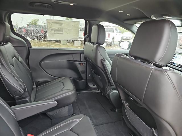 2027 Chrysler Pacifica Select AWD