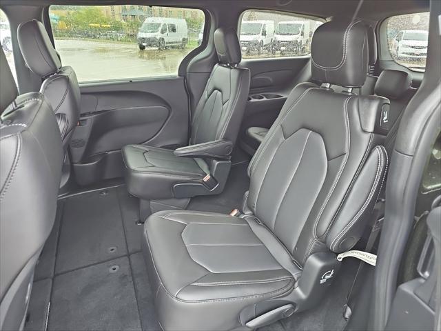 2027 Chrysler Pacifica Select AWD